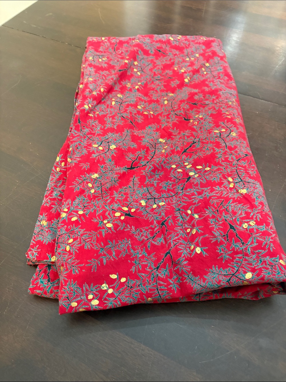Vibrant Red Berry Dining Tablecloth - Classic Holiday Table Linen
